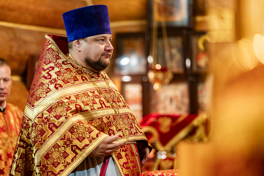 Божественная литургия в храме царственных страстотерпцев деревни Плещеево г.о. Подольск